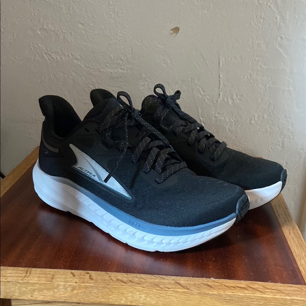 ALTRAS Torin Black and White tennis Shoes size 6